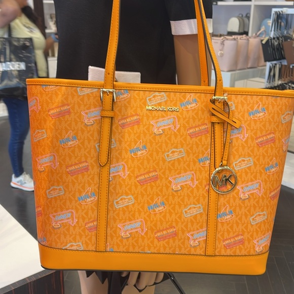 MICHAEL KORS Jet Set Large Printed Signature Logo Shoulder Tote Bag
POP ORANGE - Picture 11 of 16